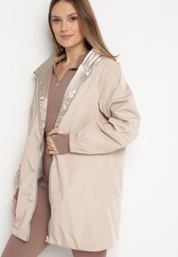 Born2be - Beżowa Kurtka Dwustronna z Nieodpinanym Kapturem i Metalicznym Efektem Lirednil. Kolor: beżowy. Wzór: gładki. Styl: elegancki #5