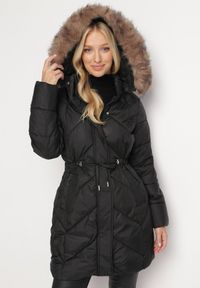 Born2be - Czarna Pikowana Kurtka Płaszcz z Troczkiem w Talii o Wydłużonym Fasonie z Kapturem i Futerkiem Lieissas. Typ kołnierza: kaptur. Kolor: czarny. Materiał: futro #4