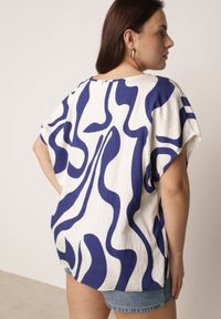Born2be - Niebieska Wiskozowa Bluzka Oversize z Krótkim Rękawem w Abstrakcyjny Wzór Ginedina. Okazja: do pracy, na co dzień, na spotkanie biznesowe. Kolor: niebieski. Materiał: wiskoza. Długość rękawa: krótki rękaw. Długość: krótkie. Styl: elegancki, biznesowy, casual #5