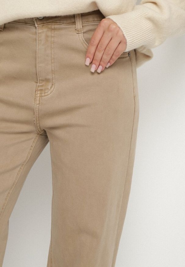 Born2be - Beżowe Szerokie Jeansy z Bawełny z Regularnym Stanem Nundria. Okazja: na co dzień, na spacer. Kolor: beżowy. Długość: długie. Styl: casual, elegancki