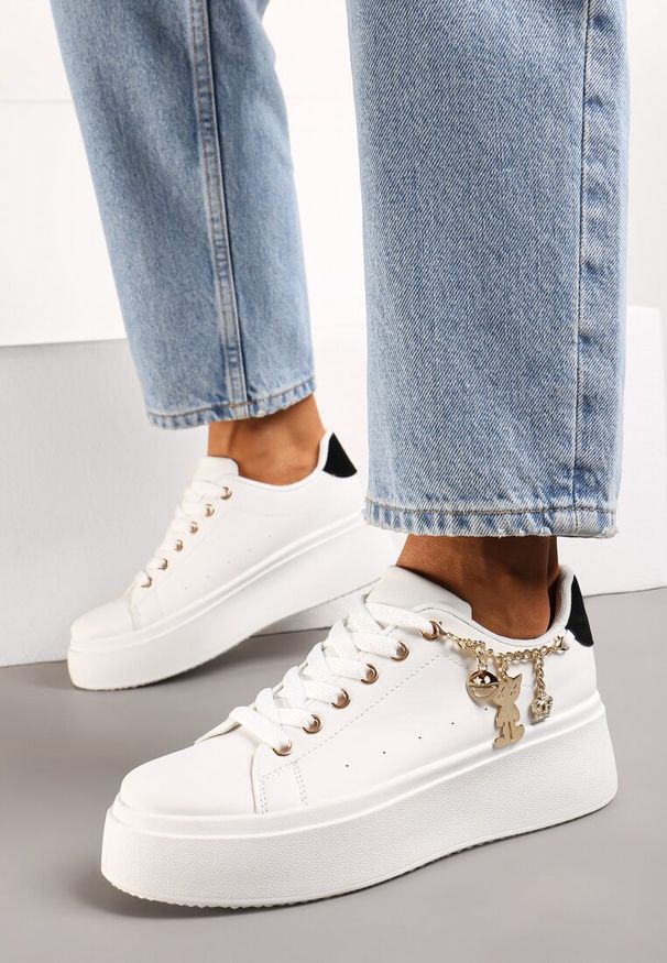 Renee - Biało-Czarne Sznurowane Sneakersy z Ekoskóry na Platformie z Łańcuszkiem i Zawieszkami Salvania. Nosek buta: okrągły. Zapięcie: sznurówki. Kolor: biały. Materiał: materiał. Obcas: na platformie. Wysokość obcasa: niski