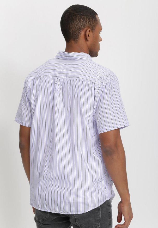 Born2be - Biało-Fioletowa Koszula Othriphi. Okazja: na co dzień. Kolekcja: plus size. Kolor: biały. Materiał: tkanina, jeans. Długość rękawa: krótki rękaw. Długość: krótkie. Wzór: gładki, paski. Styl: klasyczny, casual