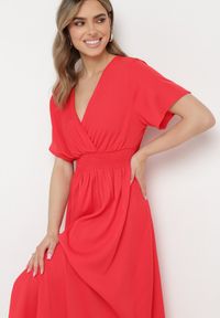 Born2be - Czerwona Sukienka Długa o Rozkloszowanym Fasonie z Kopertowym Dekoltem Saliusa. Okazja: na co dzień. Kolor: czerwony. Typ sukienki: kopertowe. Styl: elegancki, casual. Długość: maxi #6