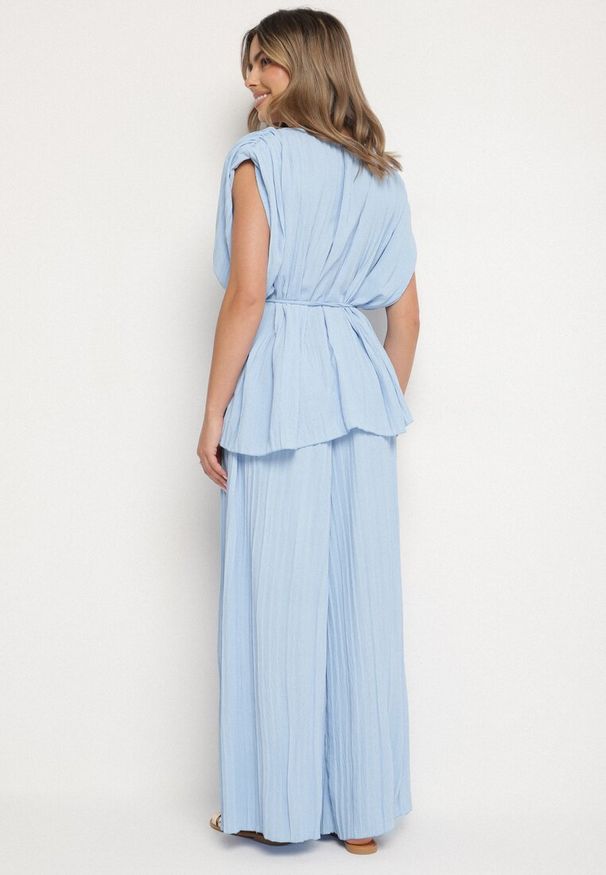 Born2be - Niebieski Komplet Bluzka z Wiązanym Paskiem i Szerokie Spodnie Dolarea. Kolor: niebieski. Wzór: aplikacja