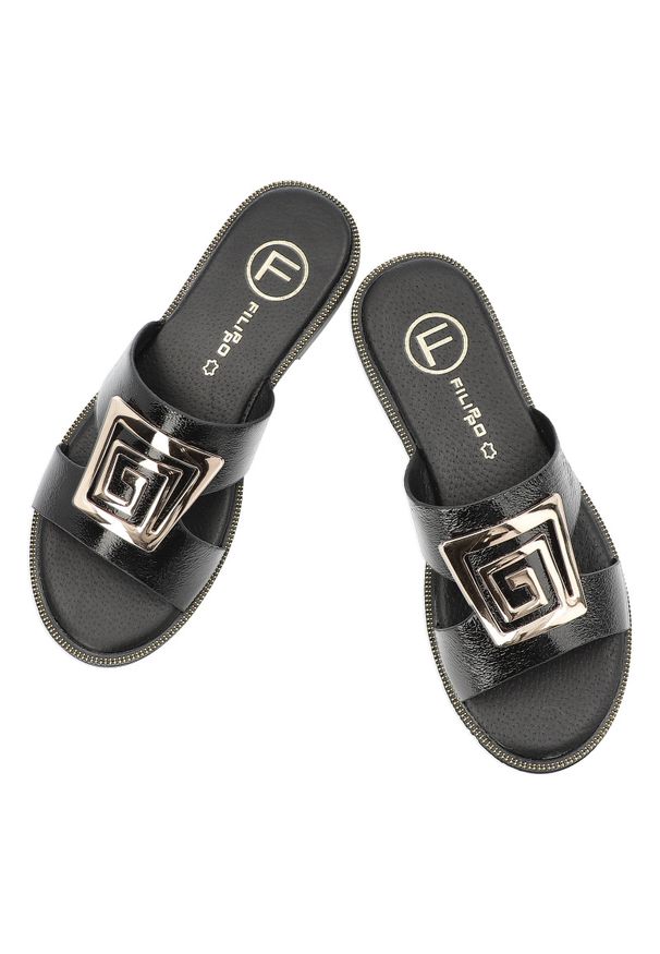 Czarne Klapki Filippo Modne Obuwie Damskie. Okazja: na co dzień, na spacer. Kolor: czarny. Wzór: geometria, aplikacja. Sezon: lato. Styl: elegancki, street, klasyczny, casual, wizytowy