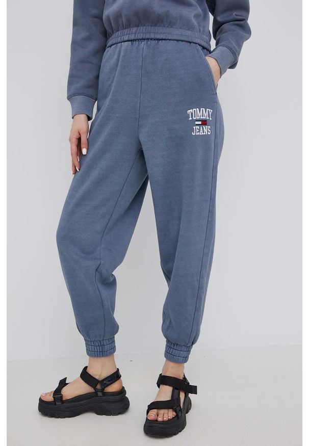 Tommy Jeans spodnie damskie gładkie. Kolor: niebieski. Materiał: bawełna. Wzór: gładki