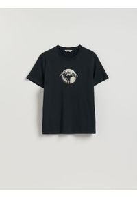 Reserved - T-shirt regular ze świątecznym nadrukiem - szary. Kolor: szary. Materiał: dzianina, bawełna. Wzór: nadruk. Styl: wizytowy #1