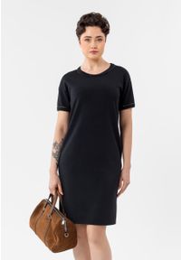 Volcano - Elegancka sukienka G-LOES. Okazja: na co dzień. Kolekcja: plus size. Materiał: dzianina, poliester, elastan, materiał. Długość rękawa: krótki rękaw. Wzór: aplikacja. Typ sukienki: dla puszystych, proste. Styl: elegancki #1