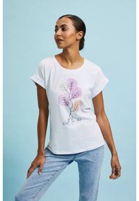 MOODO - T-shirt z roślinnym wzorem biały. Kolor: biały