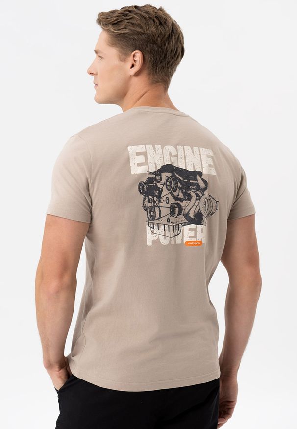 Volcano - T-shirt z nadrukiem na plecach T-ENGIN. Kolor: beżowy. Materiał: bawełna, materiał. Długość rękawa: krótki rękaw. Długość: krótkie. Wzór: nadruk. Sezon: lato. Styl: klasyczny