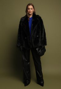 Born2be - Czarna Dwurzędowa Kurtka Futerko o Fasonie Oversize Asinella. Okazja: na co dzień, na randkę, na spacer. Kolor: czarny. Materiał: futro. Styl: casual #3