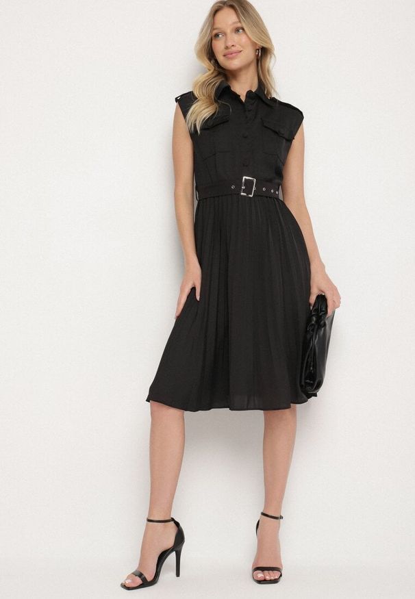 Born2be - Czarna Wiskozowa Sukienka Rozkloszowana z Koszulową Górą i Plisami z Paskiem Eviravie. Okazja: na co dzień. Kolor: czarny. Materiał: wiskoza. Typ sukienki: koszulowe. Styl: klasyczny, casual, elegancki. Długość: midi