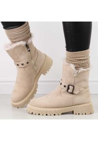 Beżowe botki damskie na traperze Vinceza 34632. Okazja: na co dzień, na spacer. Nosek buta: okrągły. Kolor: beżowy. Materiał: zamsz. Szerokość cholewki: normalna. Sezon: zima, jesień. Styl: klasyczny, casual, elegancki #1