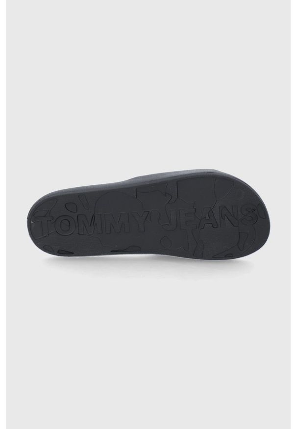 Tommy Jeans klapki męskie kolor czarny. Kolor: czarny. Materiał: materiał. Obcas: na obcasie. Wysokość obcasa: niski