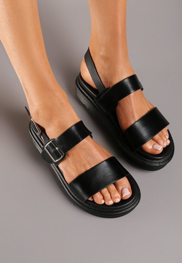 Born2be - Czarne Sandały na Płaskiej Podeszwie z Imitacji Skóry Zapinane na Sprzączkę Venolla. Zapięcie: sprzączka. Kolor: czarny. Materiał: skóra. Sezon: lato. Obcas: na płaskiej podeszwie. Styl: elegancki, wakacyjny