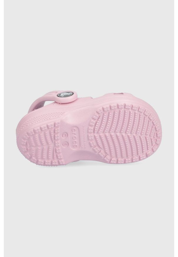 Crocs sandały dziecięce kolor różowy. Kolor: różowy. Materiał: materiał