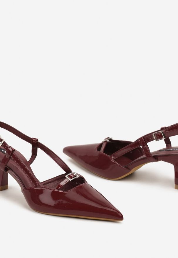 Renee - Bordowe Czółenka na Szpilce Typu Kaczuszka Peep Toe Ozdobione Klamrami Evalssia. Okazja: na co dzień. Nosek buta: otwarty. Zapięcie: klamry. Kolor: czerwony. Materiał: jeans. Wzór: aplikacja. Obcas: na szpilce. Styl: elegancki, casual