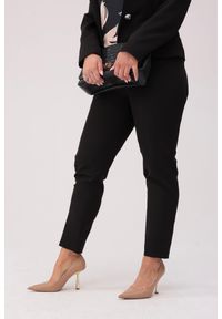 Moda Size Plus Iwanek - Eleganckie czarne biznesowe spodnie Amelia PLUS SIZE XXL OVERSIZE WIOSNA. Okazja: na spotkanie biznesowe. Kolekcja: plus size. Kolor: czarny. Materiał: tkanina, elastan, poliester. Długość: krótkie. Sezon: wiosna. Styl: biznesowy, elegancki