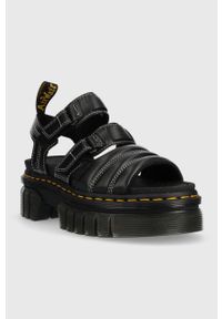 Dr. Martens sandały skórzane Ricki 3-Strap damskie kolor czarny na platformie DM27763001. Zapięcie: rzepy. Kolor: czarny. Materiał: skóra. Wzór: gładki. Obcas: na platformie #5