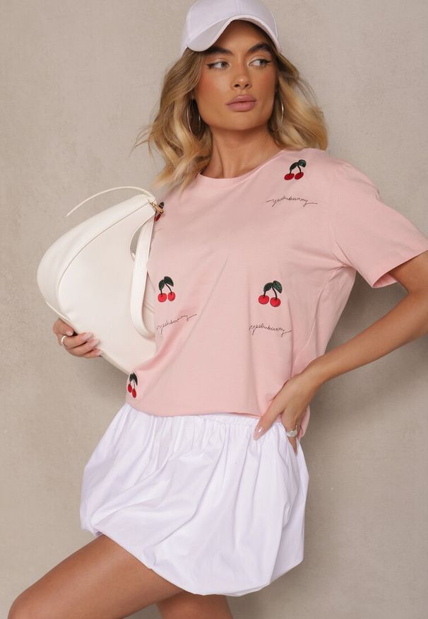 Renee - Różowy T-shirt z Bawełny z Haftowanymi Detalami w Wiśnie Nevianeva. Okazja: na co dzień, do pracy. Kolor: różowy. Materiał: bawełna. Wzór: haft. Styl: elegancki, casual