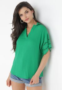 Born2be - Zielona Bluzka z Ażurowymi Rękawami i Kołnierzem Lenzie. Kolor: zielony. Materiał: jeans. Długość: krótkie. Wzór: ażurowy