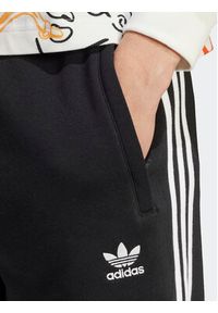 Adidas - adidas Spodnie dresowe adicolor 3-Stripes IU2353 Czarny Slim Fit. Kolor: czarny. Materiał: syntetyk, bawełna