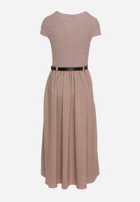 Born2be - Ciemnobeżowa Rozkloszowana Sukienka z Paskiem z Imitacji Skóry Drinna. Typ kołnierza: dekolt w kształcie V. Kolor: beżowy. Materiał: skóra. Długość rękawa: krótki rękaw. Wzór: aplikacja. Styl: elegancki #3