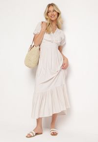 Born2be - Jasnobeżowa Bawełniana Sukienka z Kopertowym Dekoltem w Stylu Boho Rissasie. Okazja: na co dzień. Kolor: beżowy. Materiał: bawełna. Typ sukienki: kopertowe. Styl: boho #3