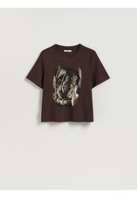 Reserved - Bawełniany t-shirt z nadrukiem - ciemnobrązowy. Kolor: brązowy. Materiał: bawełna. Wzór: nadruk