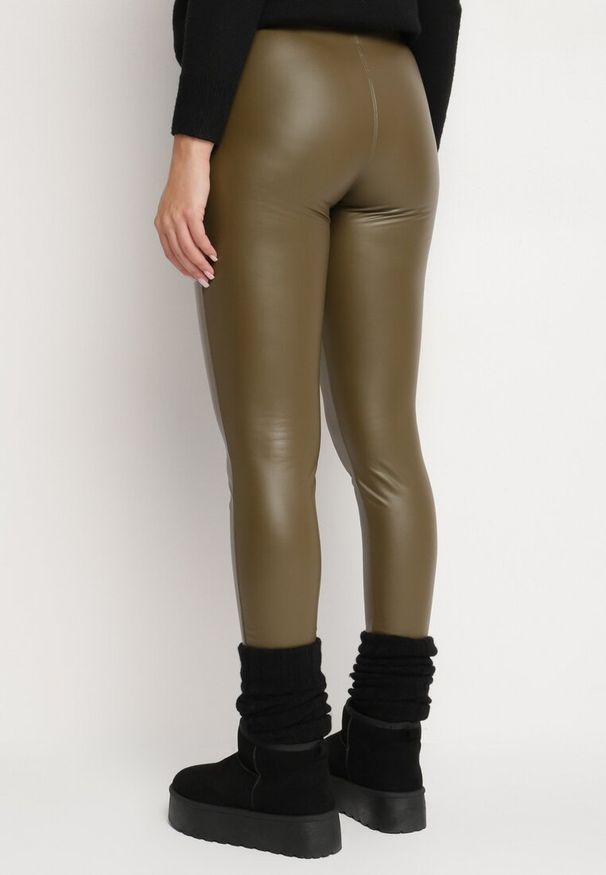 Born2be - Zielone Legginsy z Ekoskóry z Guzikami Wysokim Stanem i Gumką w Talii Sintheria. Okazja: na co dzień, na spacer. Stan: podwyższony. Kolor: zielony. Materiał: kaszmir, materiał. Wzór: aplikacja. Sezon: jesień. Styl: casual, elegancki
