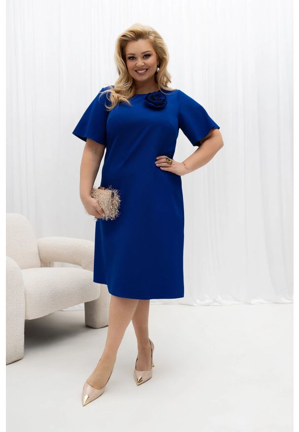 Moda Size Plus Iwanek - Kobaltowa trapezowa sukienka Ivone z ręcznie szytym kwiatem PLUS SIZE XXL OVERSIZE WIOSNA. Okazja: na spotkanie biznesowe, na komunię, na ślub cywilny, na wesele, na imprezę. Kolekcja: plus size. Kolor: niebieski. Materiał: tkanina, poliester, elastan, materiał. Wzór: kwiaty. Sezon: wiosna. Typ sukienki: trapezowe, oversize, dla puszystych. Styl: biznesowy, elegancki, klasyczny, wizytowy