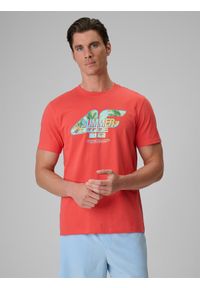 4f - 4F T-shirt regular z nadrukiem męski - koralowy M. Okazja: na co dzień. Kolor: różowy. Materiał: materiał, bawełna. Długość: długie. Wzór: nadruk. Sezon: lato. Styl: klasyczny, casual #1