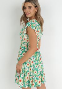 Born2be - Jasnozielona Sukienka Mini z Wiskozy z Gumką w Pasie i Falbankami Nidi. Typ kołnierza: kołnierz z falbankami. Kolor: zielony. Materiał: wiskoza. Długość: mini #4