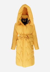 Born2be - Żółta Kurtka z Paskiem i Saszetką Pikowana Długa Phinare. Kolor: żółty. Materiał: materiał. Długość: długie. Wzór: aplikacja #3
