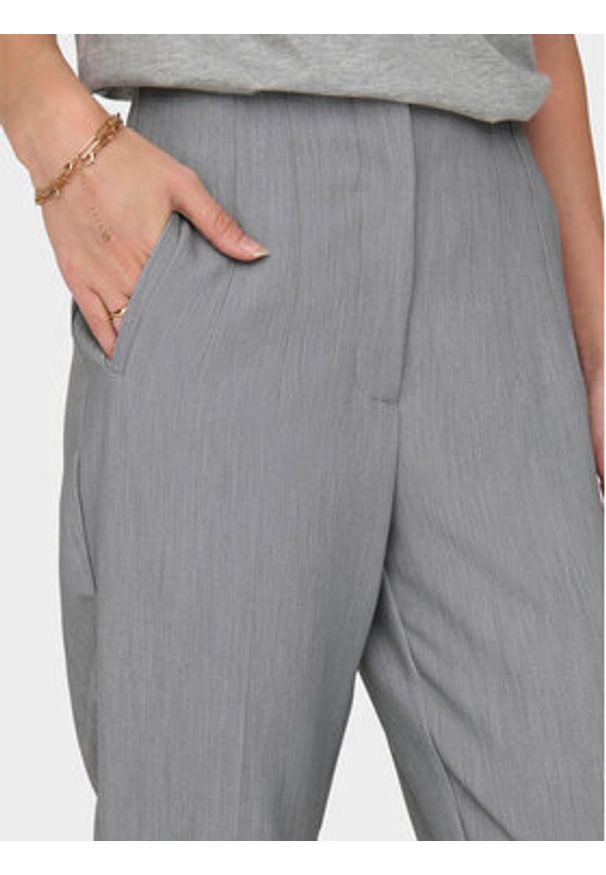 only - ONLY Chinosy Raven 15298565 Szary Regular Fit. Kolor: szary. Materiał: syntetyk