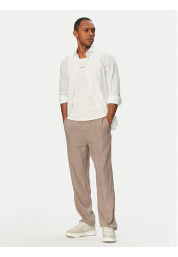 Hugo - HUGO Spodnie materiałowe Cino 262FW 50562791 Brązowy jasny Straight Fit. Kolor: brązowy. Materiał: lyocell, len