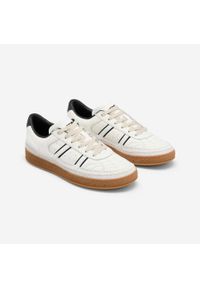 Decathlon - Sneakersy męskie Player 80. Okazja: na co dzień. Kolor: biały, wielokolorowy, beżowy. Materiał: guma, skóra. Szerokość cholewki: normalna. Sport: turystyka piesza, tenis