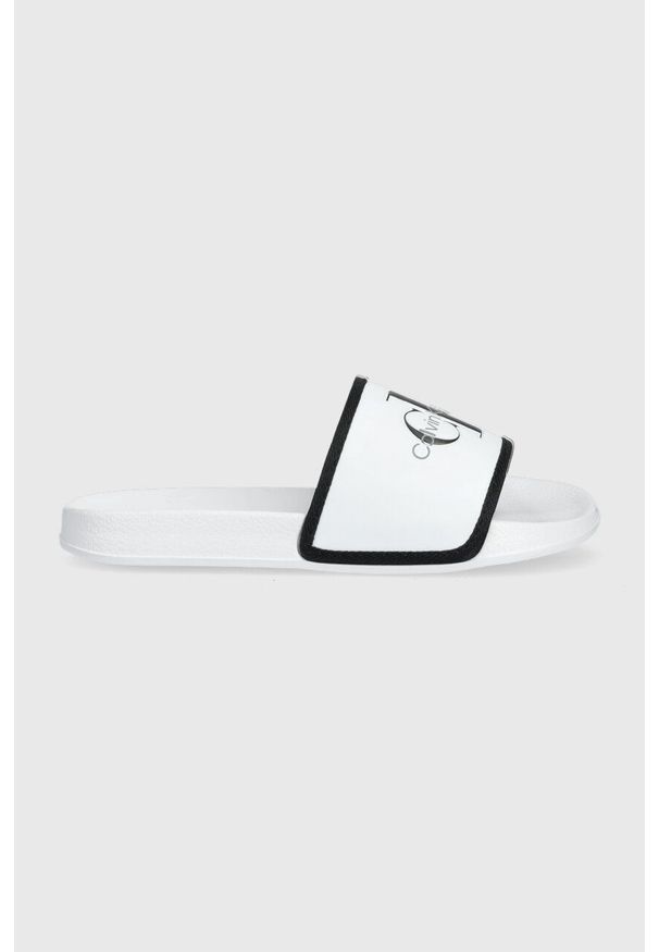 Calvin Klein Jeans klapki dziecięce kolor biały. Kolor: biały. Materiał: materiał, guma