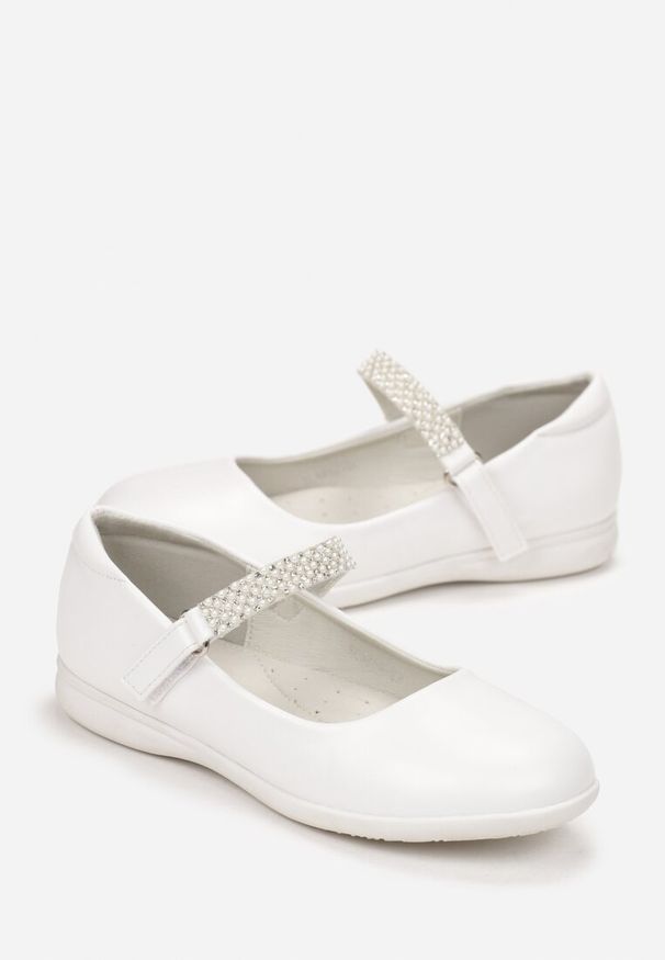 Born2be - Białe Balerinki na Płaskiej Podeszwie z Rzepem z Perełkami i Cyrkoniami Akasu. Okazja: na co dzień, na uczelnię. Kolor: biały. Styl: elegancki, casual