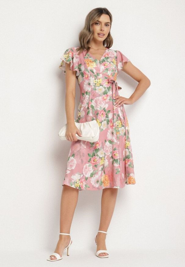 Born2be - Różowa Kwiatowa Sukienka z Kopertowym Dekoltem Atorina. Okazja: na co dzień, na spotkanie biznesowe, do pracy. Typ kołnierza: dekolt kopertowy. Kolor: różowy. Wzór: kwiaty. Typ sukienki: kopertowe. Styl: biznesowy, casual