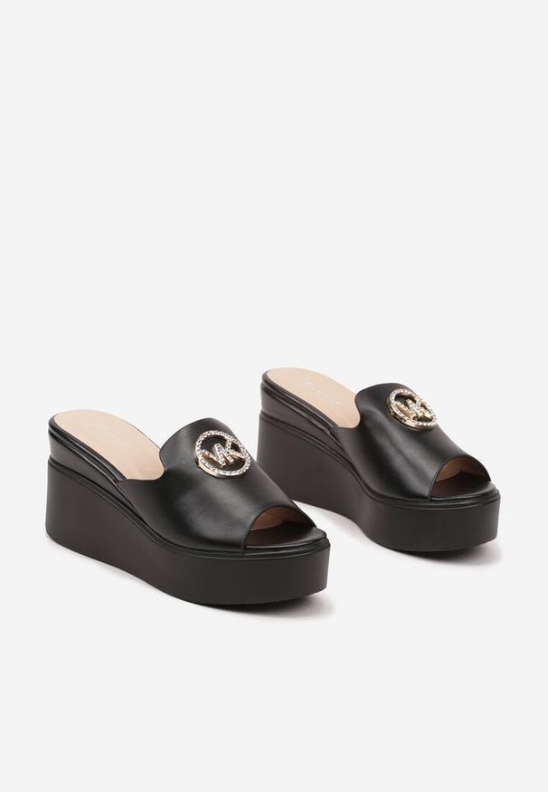 Born2be - Czarne Klapki na Koturnie z Aplikacją z Cyrkoniami Belinra. Okazja: na co dzień. Kolor: czarny. Materiał: jeans. Wzór: aplikacja. Obcas: na koturnie. Styl: casual, elegancki