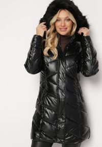 Born2be - Czarna Pikowana Kurtka przed Kolano z Kapturem i Futerkiem Salasa. Typ kołnierza: kaptur. Kolor: czarny. Materiał: futro. Długość: długie. Styl: elegancki #7