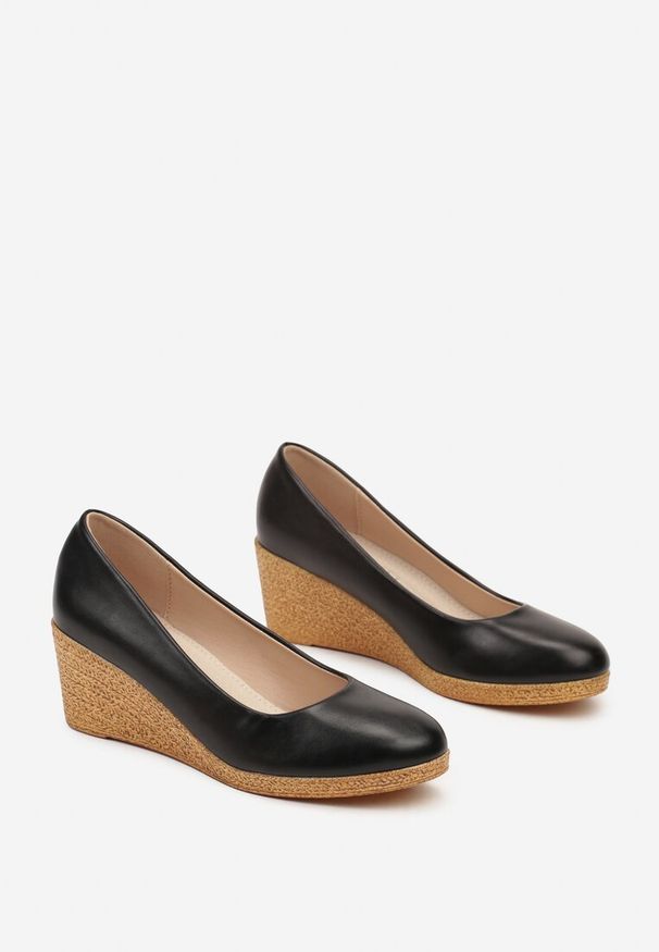 Born2be - Czarne Czółenka Vices na Plecionym Koturnie ze Skórzaną Wkładką Terivannes. Okazja: do pracy, na co dzień. Kolor: czarny. Materiał: skóra. Obcas: na koturnie. Styl: casual