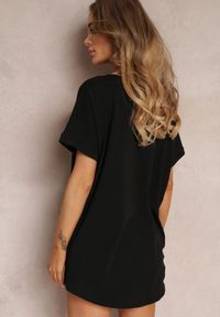 Renee - Czarny Bawełniany T-shirt Oversize z Krótkim Rękawem i Dłuższym Tyłem Zanimara. Kolor: czarny. Materiał: bawełna. Długość rękawa: krótki rękaw. Długość: krótkie #5