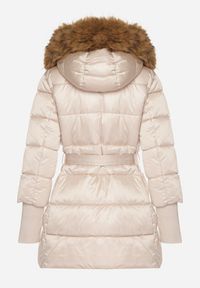 Born2be - Beżowa Kurtka z Pikowanymi Przeszyciami Paskiem i Kapturem z Futrem Lidanessa. Okazja: na co dzień. Kolor: beżowy. Materiał: futro. Styl: casual #4