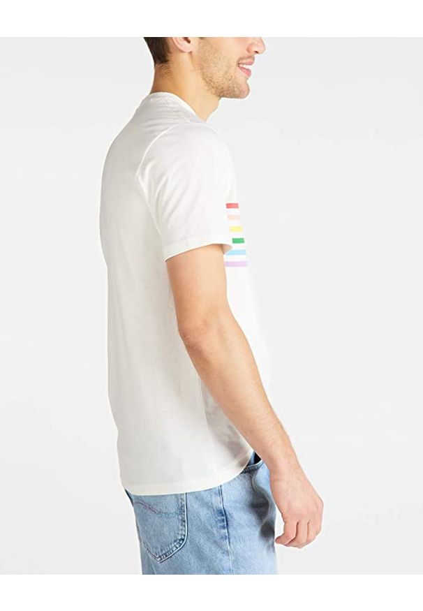 Lee - LEE PRIDE STRIPE TEE MĘSKI T-SHIRT LOGO KOSZULKA Z KRÓTKIM RĘKAWEM WHITE CANVAS L62UFERR 112114860. Długość rękawa: krótki rękaw. Długość: krótkie
