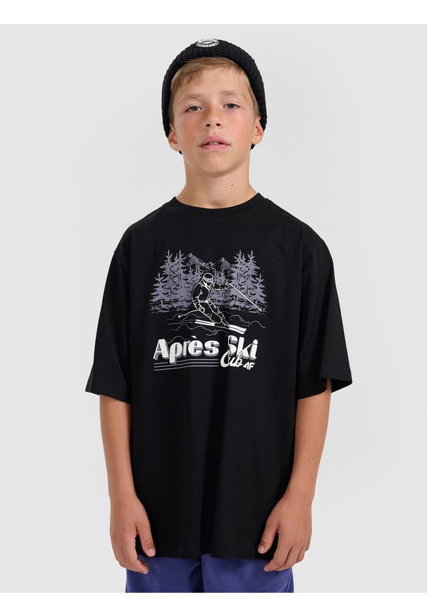4f - 4F T-shirt loose z nadrukiem chłopięcy - czarny 158/164 (12-14 lat). Okazja: na co dzień, na uczelnię. Kolor: czarny. Materiał: dzianina, bawełna, materiał. Długość: długie. Wzór: nadruk. Sezon: lato. Styl: casual