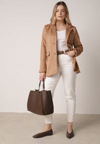 Born2be - Białe Jeansy o Kroju Mom Fit z Bawełną i Wiskozą Ozdobione Paskiem Salmirra. Okazja: na co dzień. Stan: podwyższony. Kolor: biały. Wzór: aplikacja. Styl: casual #7