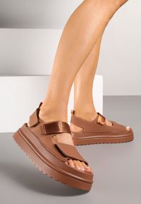 Renee - Brązowe Sandały Chunky na Platformie z Zapięciem na Rzep Lorovia. Okazja: na co dzień. Zapięcie: rzepy. Kolor: brązowy. Obcas: na platformie. Styl: casual