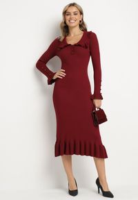 Born2be - Bordowa Prążkowana Sukienka Midi z Kołnierzykiem z Guzikami i Falbanką Prestaria. Okazja: do pracy, na spotkanie biznesowe. Kolor: czerwony. Materiał: prążkowany. Styl: biznesowy. Długość: midi #7